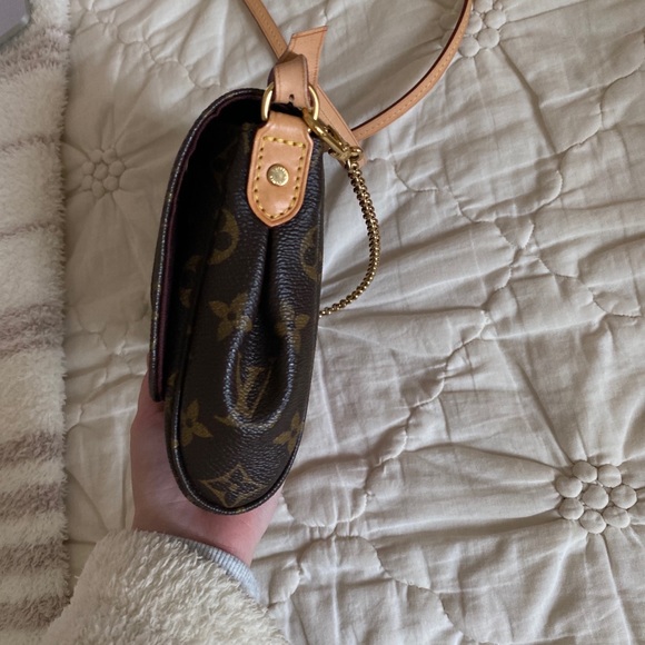 Louis Vuitton Favorite MM - Picture 6 of 10